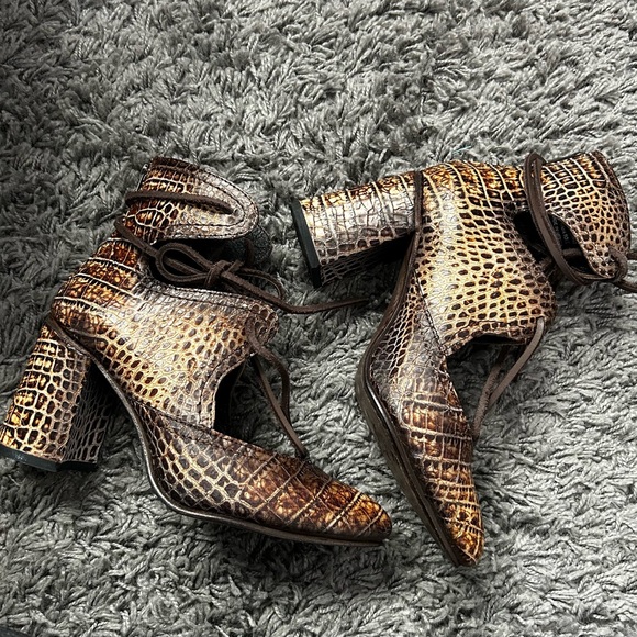 FREEBIRD Joyce, Animal Print Booties. Size 7 - Picture 5 of 14